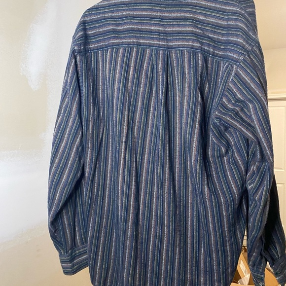 Here is a Preswick & Moore button up perfect for the upcoming fall season. - Picture 2 of 4